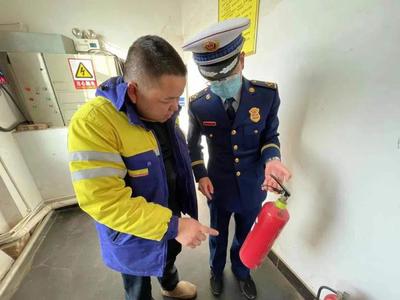 陽泉市盂縣消防大隊深入轄區(qū)加油站開展節(jié)日期間消防安全監(jiān)督檢查